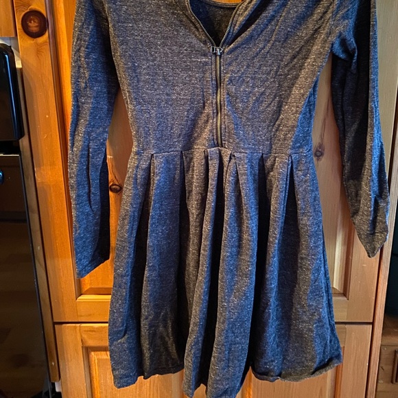 Writ is grey dress - Picture 2 of 2